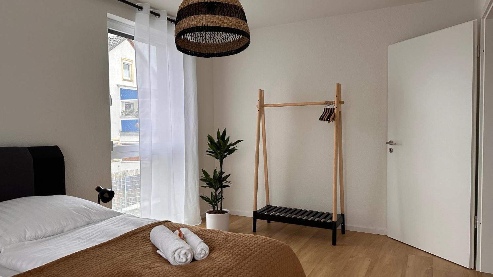 Apartment Amao-grey I 86qm I Modernes I 86qm I Balkon, Netflix I Parkplatz I Naehe Europa-park Rheinhausen
